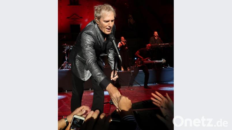 Michael Bolton für die Fans zum Greifen nah. Bild: Kunz