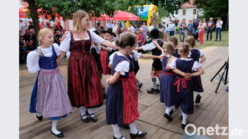Auftritt der Kindergruppe des Trachtenvereins „D&#039;Haidnaabtaler“ beim Sommerfest der Feuerwehr Speinshart. Bild: do