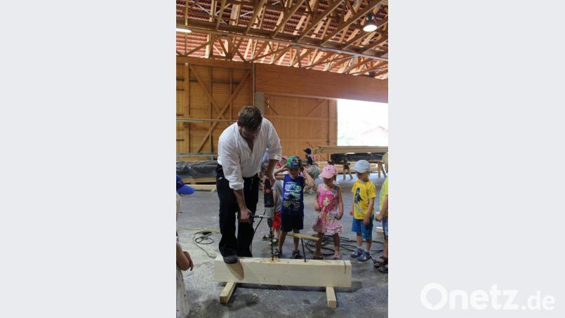 Stephan Killermann demonstrierte den Buben und Mädchen des Winklarner Kindergartens den Einsatz verschiedener Maschinen. Bild: bej