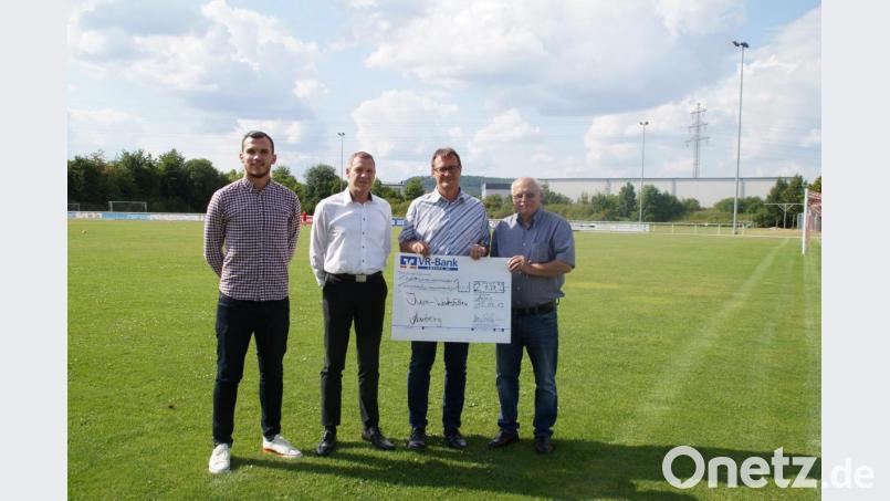 Bei der Scheckübergabe. Bild: tk