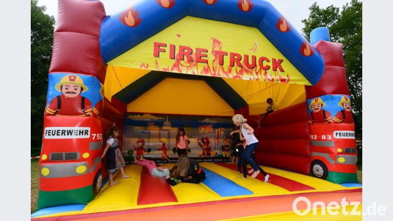 Der "Fire-Truck" als Hüpfburg war das beliebte Ziel von Buben und Mädchen. Bild: bey