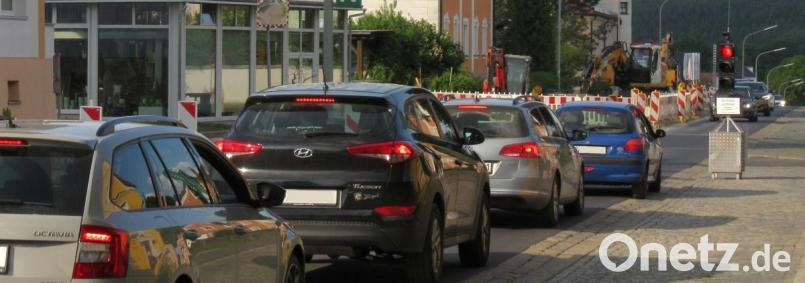 Sechs Jahre Bauzeit sind inzwischen für die Verwirklichung der verlegten Bundesstraße auf der Regionaltrasse durch Waldsassen veranschlagt. In Anbetracht der aktuellen Verkehrsbehinderungen durch die Baumaßnahme in der Egerer Straße (Bild) befürchtet die SPD beim Bau der neuen Bundesstraße erst recht chaotische Verhältnisse. Archivbild: kgg