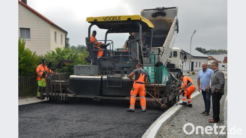 Bürgermeister Andreas Wutzlhofer und Außendienstleiter Karl Frey (von rechts) zeigen sich mit dem Baufortschritt im Braunetsriether Weg vollauf zufrieden. Die erste Entlastung für die Anwohner ist gekommen. Bild: dob