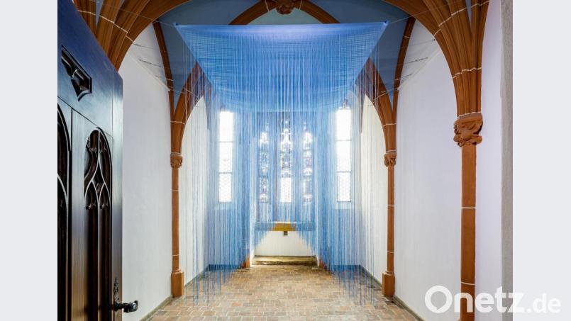 Die Kölner Künstlerin Ulli Böhmelmann zeigt in der gotischen Hauskapelle des Luftmuseums ihre dafür neu entworfene Installation. Bild: Marcus Rebmann/exb