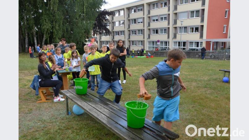 Eine nasse Angelegenheit die bestens ankam. Wassertragen per Schwamm. Bild: dob