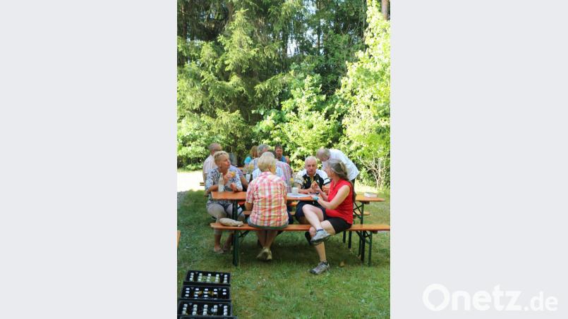 Nach dem Gottesdienst sitzen die Gläubigen noch beisammen und geießen gute Gespräche. Bild: rpp