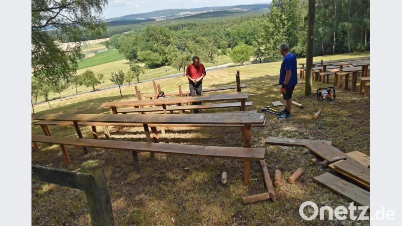Auch in der „Loge“ des Annabergfestes am Nordhang steht im Vorfeld viel Arbeit beim Aufstellen der Tische und Bänke an. Bild: Andreas Royer