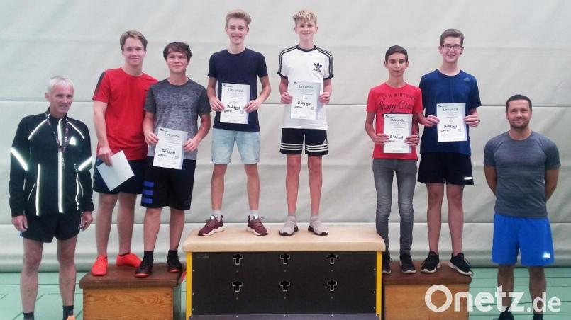 Die drei Erstplatzierten der 9. Klassen mit den Lehrern Markus Staschewski (links) und Sebastian Karl (rechts). Bild: lst
