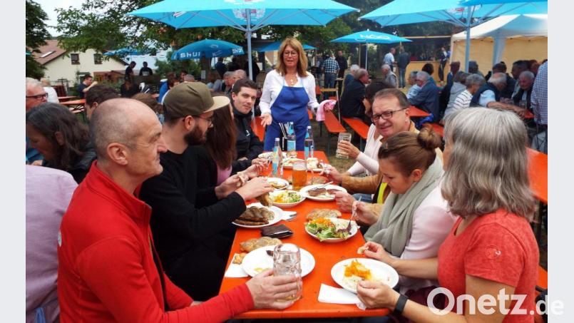 Das Team der Küche und am Ausschank sorgte nach dem kirchlichen Teil dafür, dass sich die Gäste wohlfühlten. Bild: e