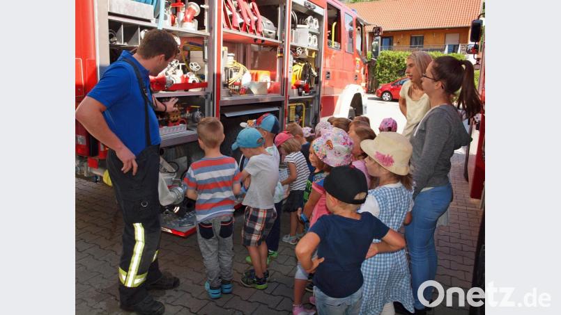 Groß war das Interesse der Kinder als Jugendwart Stefan Scharl ihnen zeigte, was da so in einem Feuerwehrauto drin ist. Bild: sön