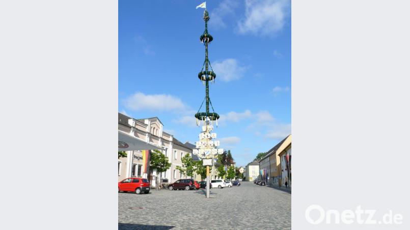 Diesen Mittwoch umgelegt wird der Maibaum am Johannisplatz. Deshalb sollte dort nicht geparkt werden. Am Montag war das Frühlingssymbol im Stadtrat ein Thema. Bild: kgg