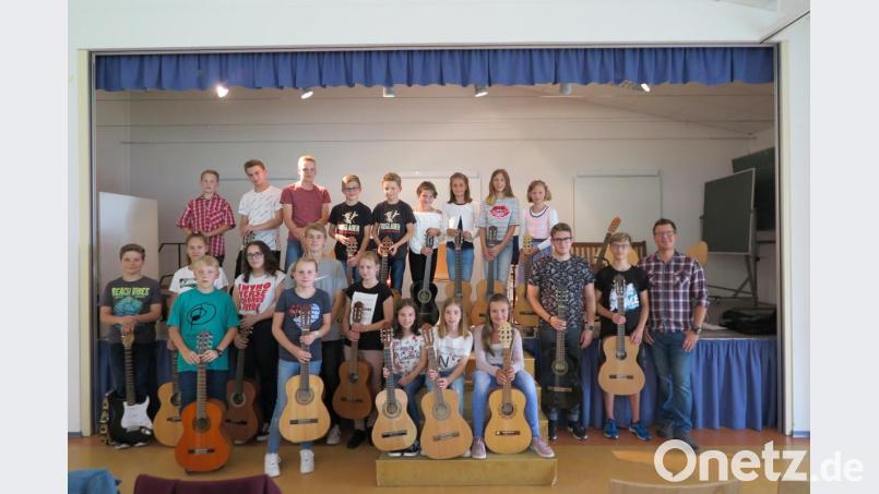 Souverän meistern die Gitarrenschüler von Matthias Rieß (rechts) das öffentliche Schülervorspiel in Kemnath. Bild: jzk