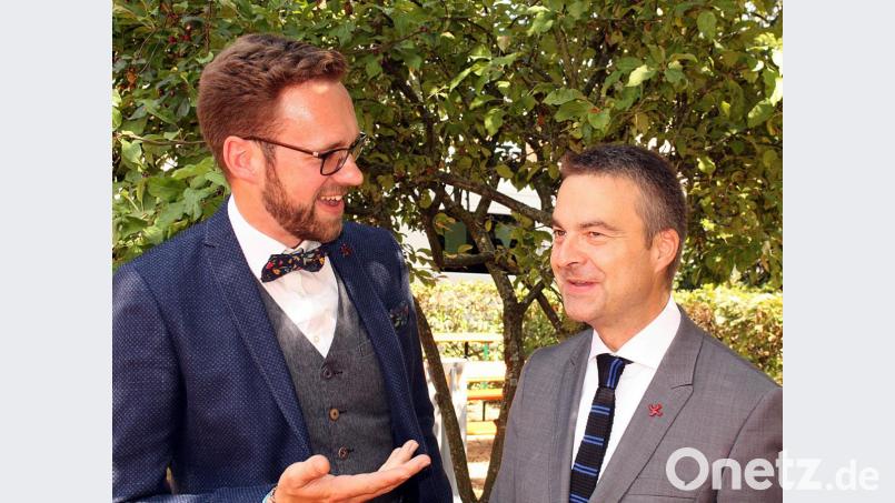 Neupriester Lucas Lobmeier (links) und Pfarrer Markus Schmid eröffnen auch den weltlichen Teil nach der Nachprimiz in der Pfarrkirche. Bild: R. Kreuzer