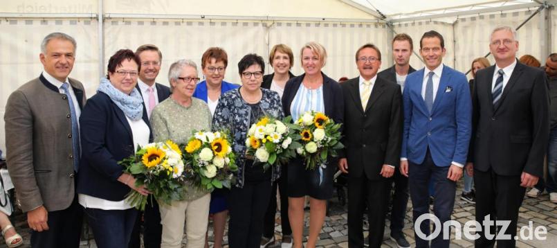 Seit der Gründung mit an vorderster Front: Schulleiterin Hannelore Doleschal (Sechste von links), stellvertretende Schulleiterin Claudia Wolf (Fünfte von rechts) sowie die beiden Lehrkräfte Manuela Ruf (Zweite von links) und Ingrid Linkel (Vierte von links). Mit auf dem Bild Trägervereinsvorsitzender Johannes Reger (rechts), der Initiator der Schule Bürgermeister Hans Donko (Vierter von rechts) sowie (von links) stellvertretender Landrat Roland Grillmeier, Landtagsabgeordneter Tobias Reiß, Bezirksrätin Brigitte Scharf, Landtagsabgeordnete Annette Karl, stellvertretender Schulleiter Matthias Dumler (Dritter von rechts) und Bundestagsabgeordneter Albert Rupprecht (Zweiter von rechts). Bild: njn