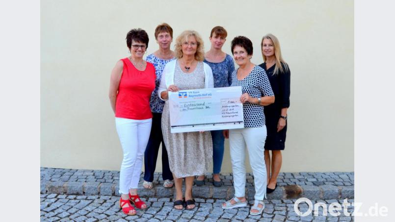 Die Führungskräfte des Frauenbundes übergeben die Spende im Pfarrsaal: (von links) Monika Voit, Vorsitzende Renate Hirschmann, Christine Ponnath, Sonja Legath, Agnes Dötsch und Christine Mayer. Bild: bkr