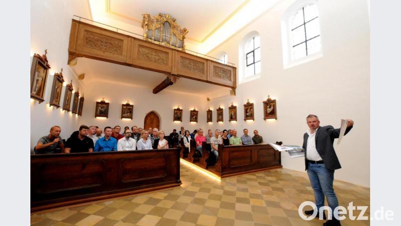 Frische Farbe, restaurierte Seitenaltäre, ein durchdachtes Lichtkonzept: Architekt Heinrich Schwirzer erklärt, was bei der Sanierung der Kirche St. Katharina alles gemacht wurde. Bild: Stephan Huber