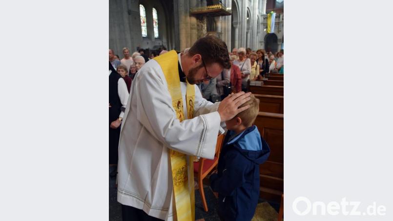 Neupriester Lucas Lobmeier spendet den Primizsegen. Bild: R. Kreuzer
