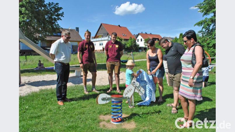 Eines der drei neuen Spielgeräte wurde ausgepackt. Von links: Michael Cerny, Stefan Nübler, Oliver Zweck. Von rechts: Birgit Fruth, Daniel Müller. Bild: gth