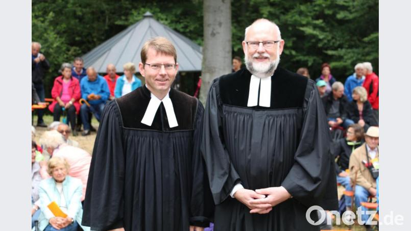 Pfarrer Andreas Kraft aus Waldershof (links) und Pfarrer Martin Schlenk aus Mitterteich (rechts) gestalteten den vierten von insgesamt zwölf Gipfelgottesdiensten in diesem Jahr. Bild: bsc