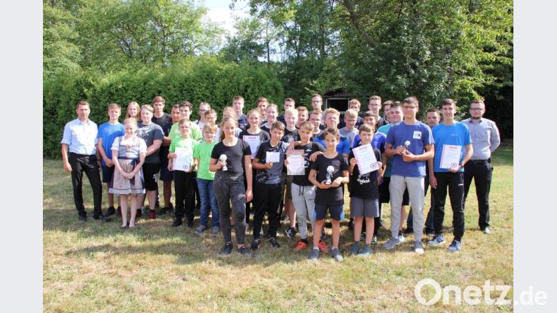 Beim "Lebendkickerturnier" gibt es für die bestplatzierten Teams Pokale sowie Urkunden für die weiteren Mannschaften. Bild: bey