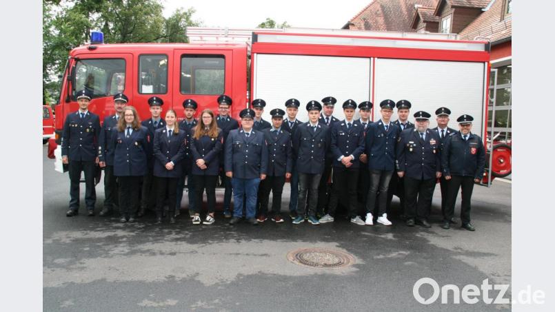 Die erfolgreichen Teilnehmer der Zwischenprüfung mit Jugendwart und stellvertretendem Kommandanten Lukas Neubauer, stellvertretendem Kommandanten Johannes Herold und Jugendwartin Natascha Fachtan (von links) sowie dem Kommandanten der Stützpunktwehr Stefan Müller und den Kreisbrandmeistern Günther Fachtan und Dieter Höfer (von rechts). Bild: fpoz
