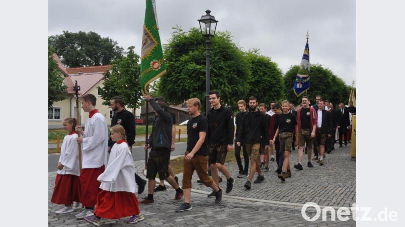 Am Sonntagmorgen zogen die jungen Männer hinter dem Altardienst zur Simultankirche, um den 90. Geburtstag ihrer Gründung zu feiern. Bild: dob
