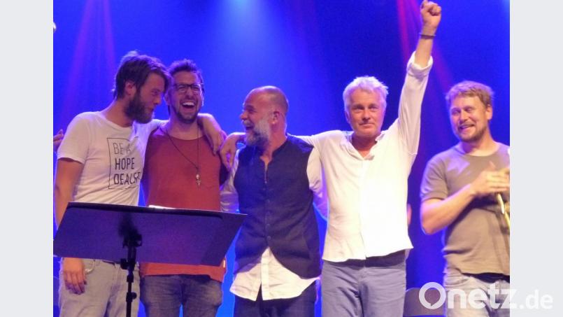 Der wohl einmalige Auftritt hat ihnen selber auch großen Spaß gemacht: (von links) Stefan Huber und Fabian Jungreithmayr von LaBrassBanda, Martin Kälberer, Werner Schmidbauer und Stefan Dettl. Bild: Wilhelm Amann