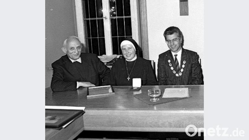 Schwester Benigna (Mitte) bei der Verleihung der Goldenen Ehrenmedaille im November 1990 mit dem damaligen Bürgermeister Karl Haberkorn (rechts) und dem damaligen Stadtpfarrer Siegfried Richter. Archivbild: wmr