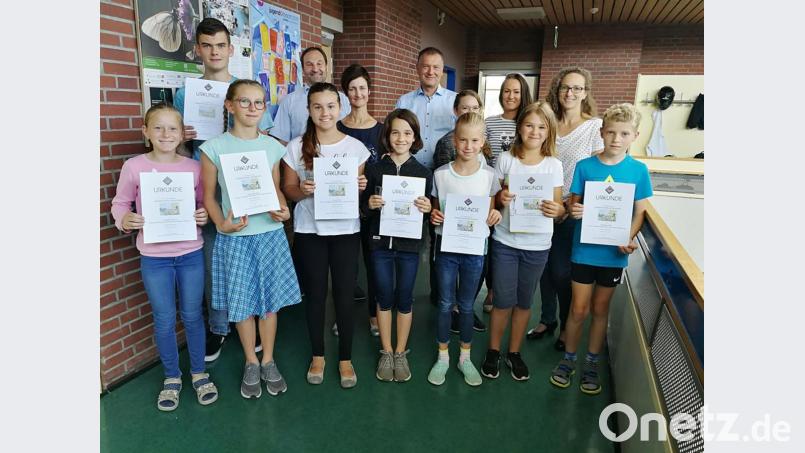 Schulleiter Christian Schwab (Mitte) gratulierte den Jungforschern des JAS-Gymnasiums Nabburg zu ihrem Erfolg und überreichte ihnen die von Kultusminister Michael Piazolo unterzeichneten Urkunden. Die drei Erstplatzierten Hannah Born (Zweite von rechts), Leonie Reichel (vorne Mitte) und Maximilian Prebeck (hinten links) erhielten außerdem als Sachpreis einen Schlüsselanhänger mit einer 3D-Glasgravur. Bild: exb