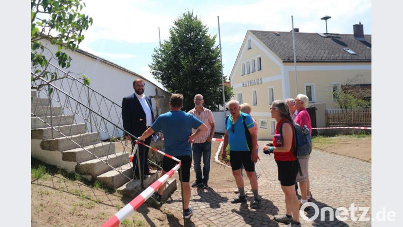 Hans Walter begrüßt die Radler an der historischen Ortskirche neben dem Pfarrhof. Bild: rpp