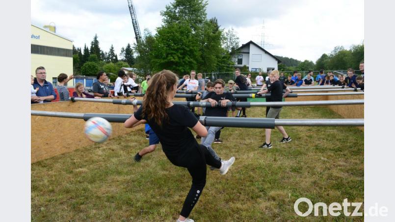 Vorbei an der "Torhüterin" rauscht der Ball Richtung Tor. Ob er letztlich den Weg in das kleine Tor findet, ist manchmal eine Frage von Zentimetern. Bild: bey