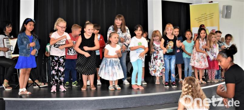 Beim Sommerkonzert der &quot;Klingenden Töne&quot; führen die Kinder den &quot;Gummibärentanz&quot; auf. Bild: rgr