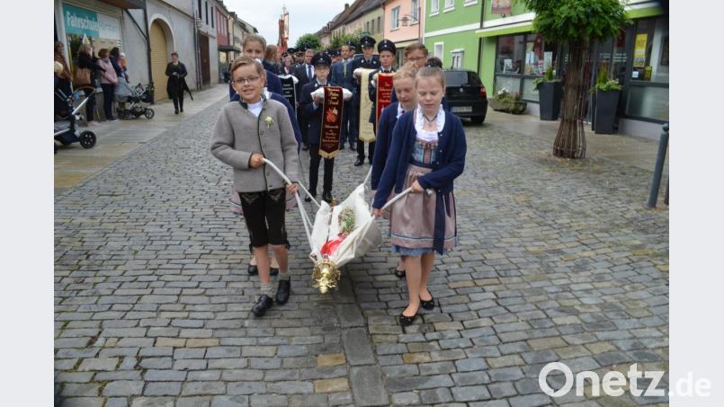 Die noch verhüllte Fahne wird zur Kirche getragen. Bild: fz