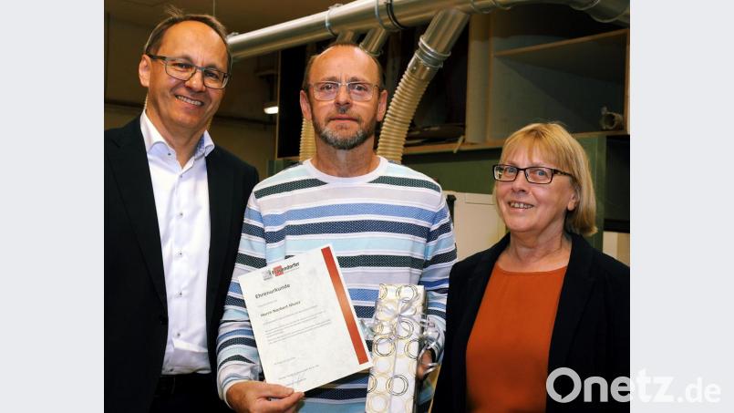 Markus Frauendorfer (links) und Einkaufsleiterin Elfriede Schmid verabschieden Norbert Meier. Bild: gf