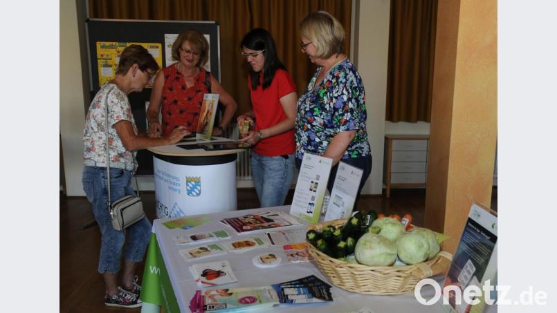 Selbst ist die Frau: Eine App zeigt, wie gesunde Ernährung zusammengestellt und zubereitet werden kann. Hauswirtschaftsoberrätin Ursula Eckl (rechts) und eine Mitarbeiterin der Hauswirtschaftsschule standen für Ernährungstipps zur Verfügung und erklärten die neue Technik. Bild: gf