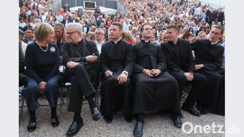 Fürstin Gloria von Thurn und Taxis im Gespräch mit der Geistlichkeit. Bild: Kunz