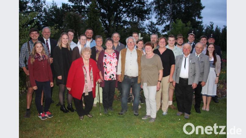 Elisabeth und Manfred Junge (Mitte) aus Neumühle feierten am Wochenende goldene Hochzeit sowie jeweils 70. Geburtstag. Es gratulierten neben der Familie auch Bürgermeister Johann Burger (Dritter von links) sowie die Vertreter von Vereinen. Bild: kro