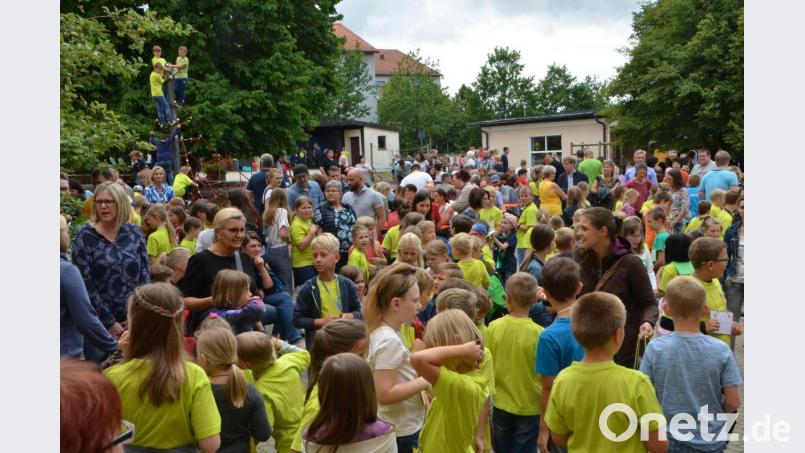 Auf dem großen Pausenhof war am Sonntagnachmittag Spiel, Spaß und Stimmung Trumpf. Die Grundschüler hatten Glück mit dem Wetter. Dichtes Gedränge herrschte von Beginn an. Bild: dob