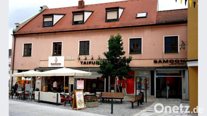 Der Taifun- und Samoon-Store in Schwandorf schließen zum 30. September. City-Manager Roland Kittel hat wenig Sorge, dass das Gebäude wieder bezogen wird. Bild: Christopher Dotzler