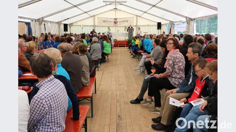 Im Festzelt beim ökumenischen Gottesdienst. Bild: gru