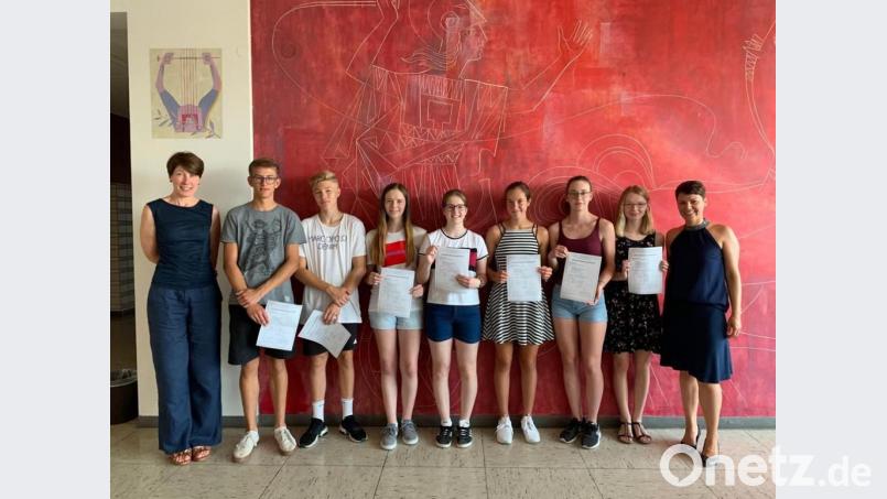 Große Freude über das Niveau B1 (von links): Fachbetreuerin Konstanze Schlereth, Janis Stigler, Leon Pollok, Jana Jüntgen, Anna Meckl, Hannah Auernhammer, Nicole Ott, Leonie Berndt und Lehrerin Bernadette Spörer. Bild: Bernadette Spörer/exb