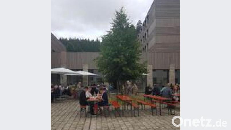 Beim Frühschoppen genießen die Besucher die Atmosphäre im Johannisthal. Bild: rw
