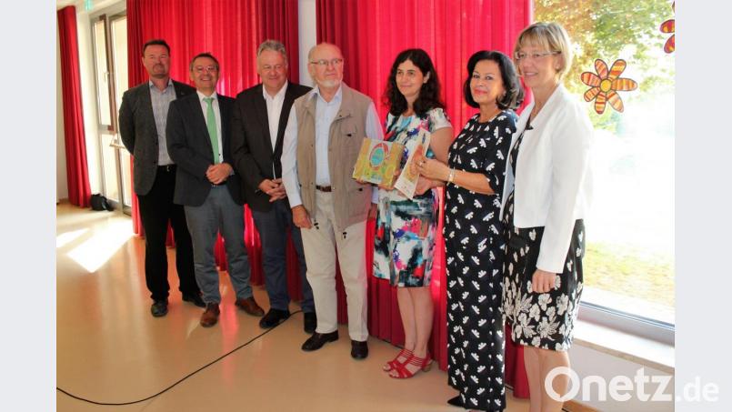 Florian Junkes (Vorsitzender ZEN), BürgermeisterJosef Gilch, Landrat Richard Reisinger, Manfred Klemm, Schulleiterin Heidrun Leitz und ihre Vorgängerin Maria Dandorfer sowie Schulamtsleiterin Beatrix Hilburger (von links) freuen sich über die Auszeichnung. Bild: wec