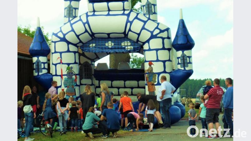 Gleich nachdem die große Hüpfburg aufgeblasen war, wird sie von einer Meute Kinder geradezu überrannt. Bild: jml
