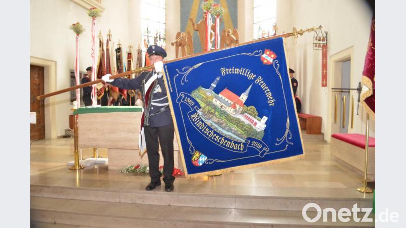 Fahnenjunker Josef Meyer präsentiert die andere Seite der Fahne Bild: fz