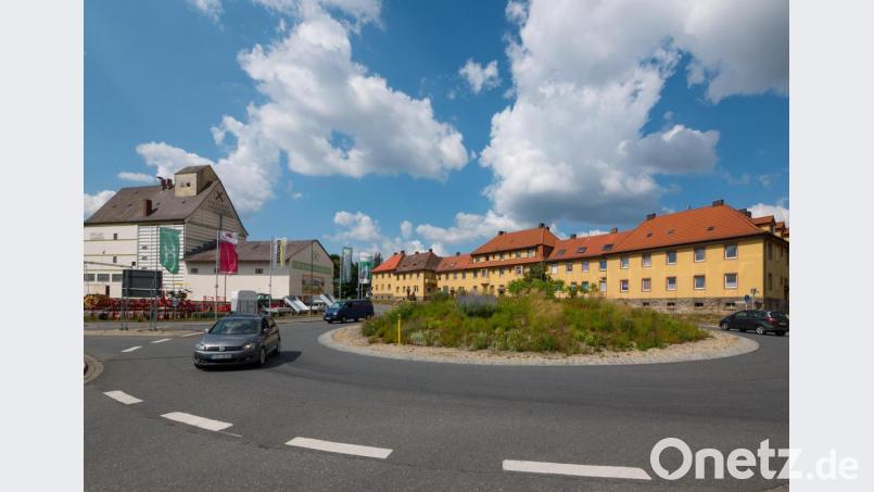 Das aktuelle Erscheinungsbild des Kreisverkehrs wird bald Geschichte sein. Im Herbst wird die Innenfläche neu gepflanzt, so dass das Rundell künftig bunter erscheint. Die Devise lautet: Weniger Stauden, mehr Blüten. Bild: tr