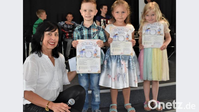 Die Nachwuchsmusiker Isabella, Erika und Lucas Florian (von rechts) erhalten für die musikalische Früherziehung Urkunden, die ihnen Vorsitzende Lilia Gette überreicht. Bild: rgr