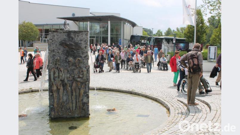 Die Senioren aus Straubing vor dem ACC. Bild: Monika Schneider-Stranninger