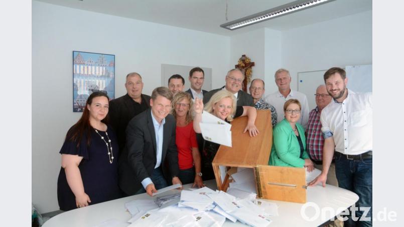 Die Spitzen der CSU freuen sich über die hohe Beteiligung der Mitglieder an der Urwahl des OB-Kandidaten. Noch sind die Umschläge verschlossen. Ausgezählt wird an diesem Dienstagabend. Die unterlegenen Bewerber wollen ihre Kandidatur zurückziehen und den Sieger unterstützen. Bild: Gabi Schönberger