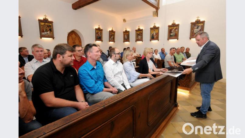 So hat die Kirche vor der Renovierung ausgesehen: Architekt Heinrich Schwirzer hat Fotos dabei. Bild: Stephan Huber